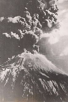 https://upload.wikimedia.org/wikipedia/en/thumb/7/72/Mt_Vesuvius_Erupting_1944.jpg/220px-Mt_Vesuvius_Erupting_1944.jpg